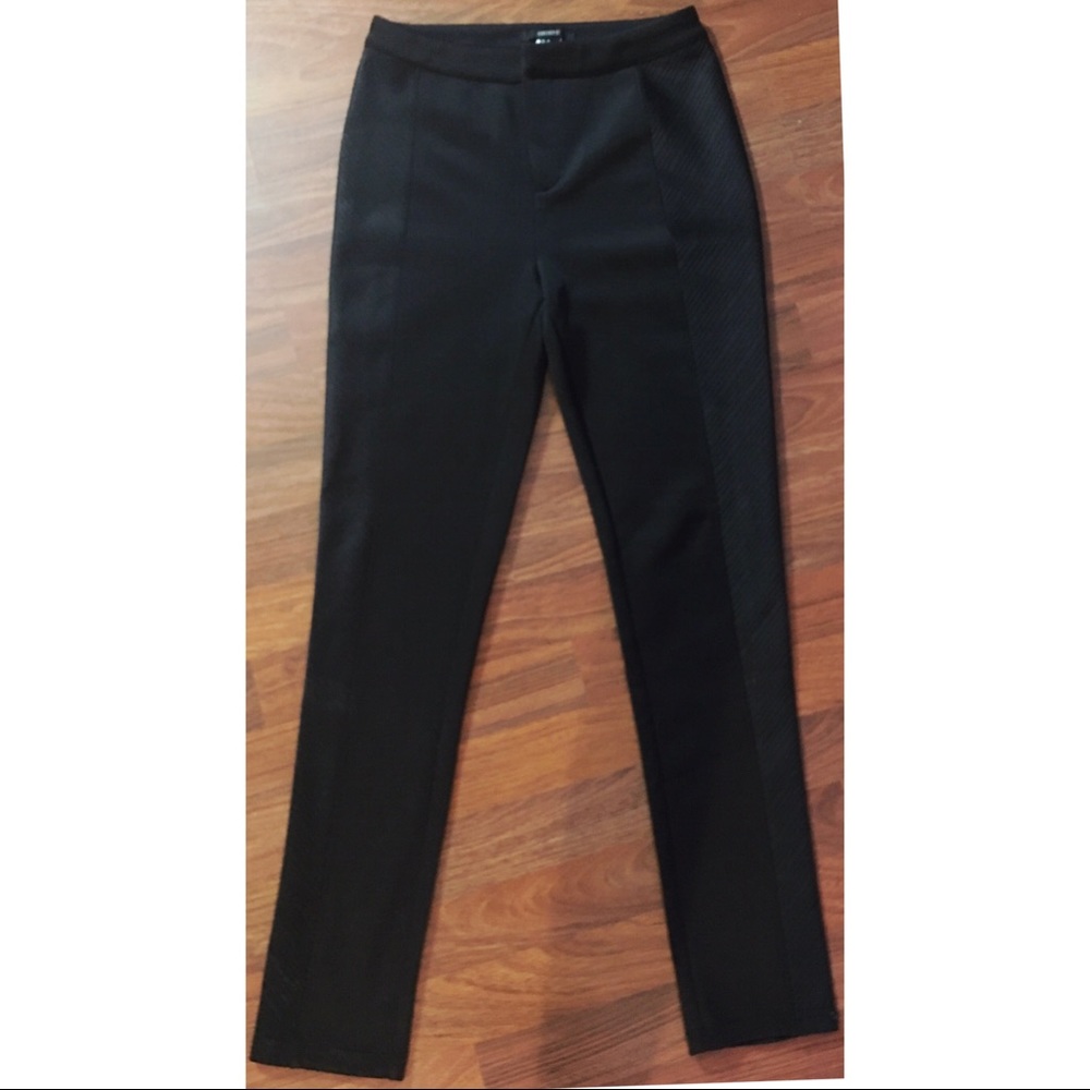 Skinny High-Waisted dress pants w/ side details.